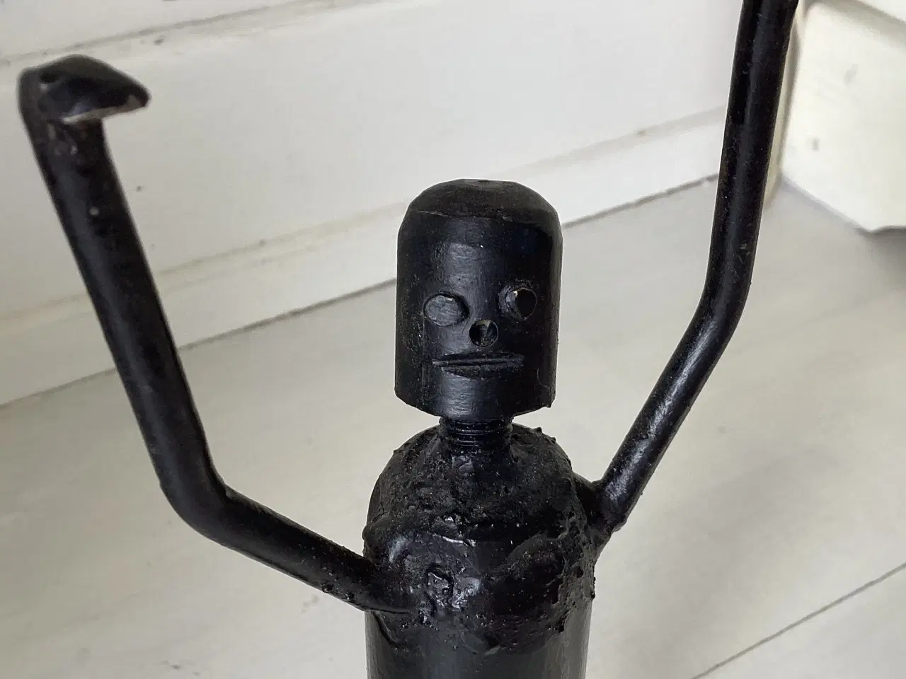 Billede 8 - Metal figur/skulptur af jublende mand/robot  