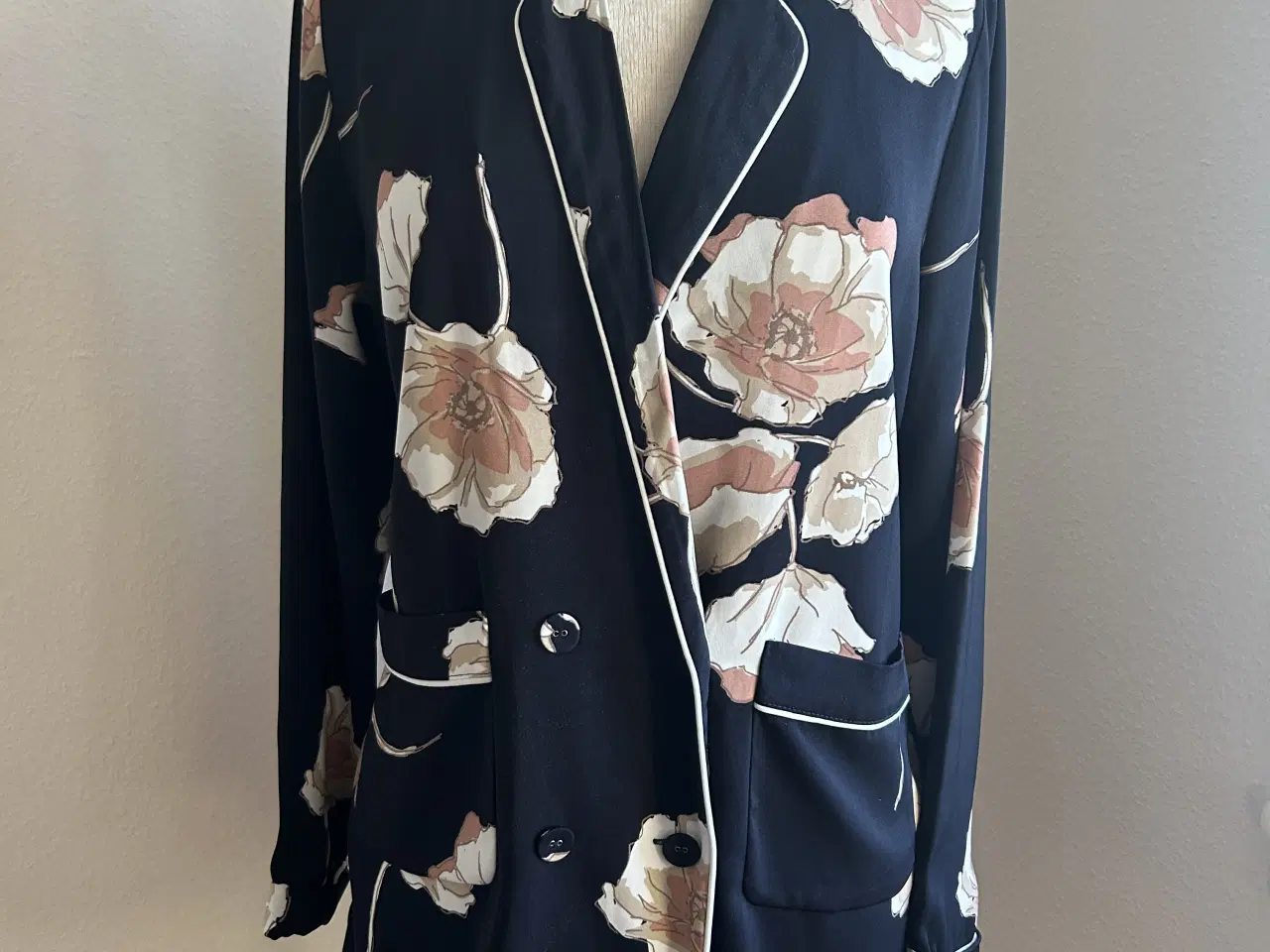 Billede 1 - Dobbeltradet blazer. Blå med blomster