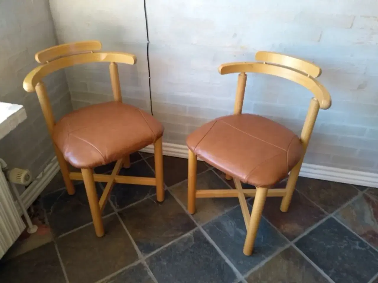 Billede 1 - 2 stole med læder sæde