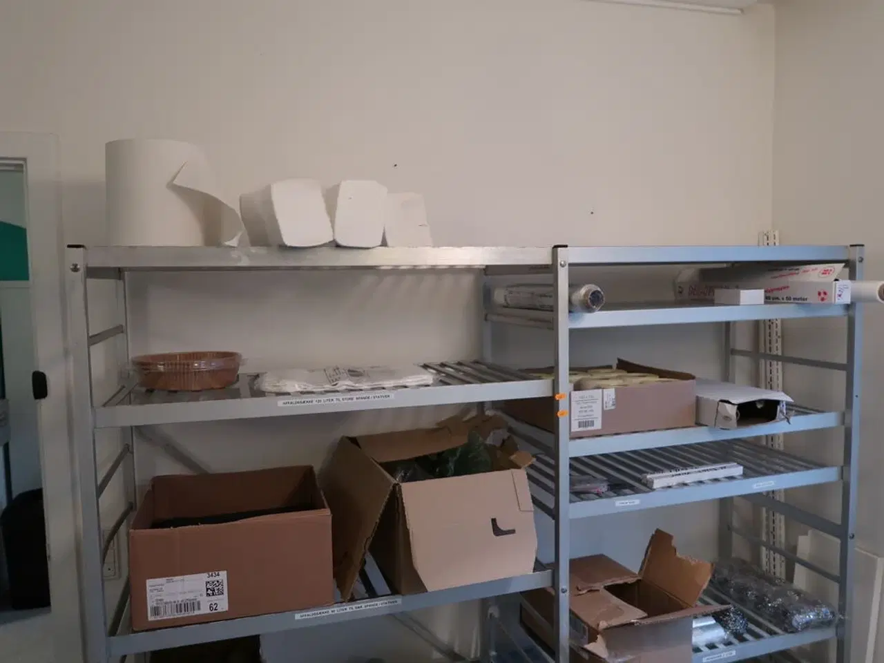 Billede 2 - 2 stk. fødevarereoler med affaldssække, poser, folie m.m.