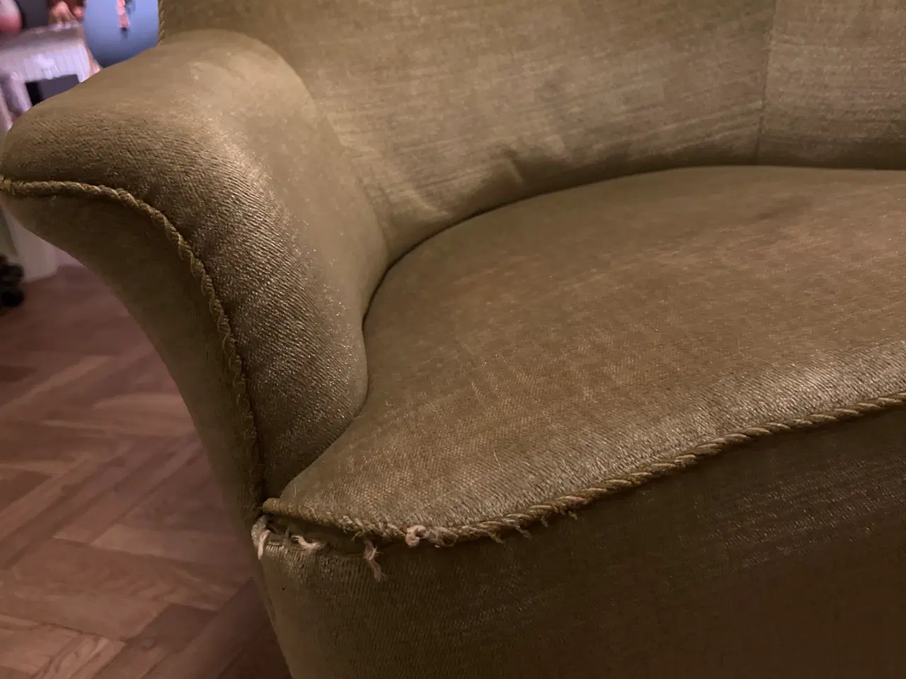 Billede 2 - “Gammeldags” lænestol i olivengrøn velour