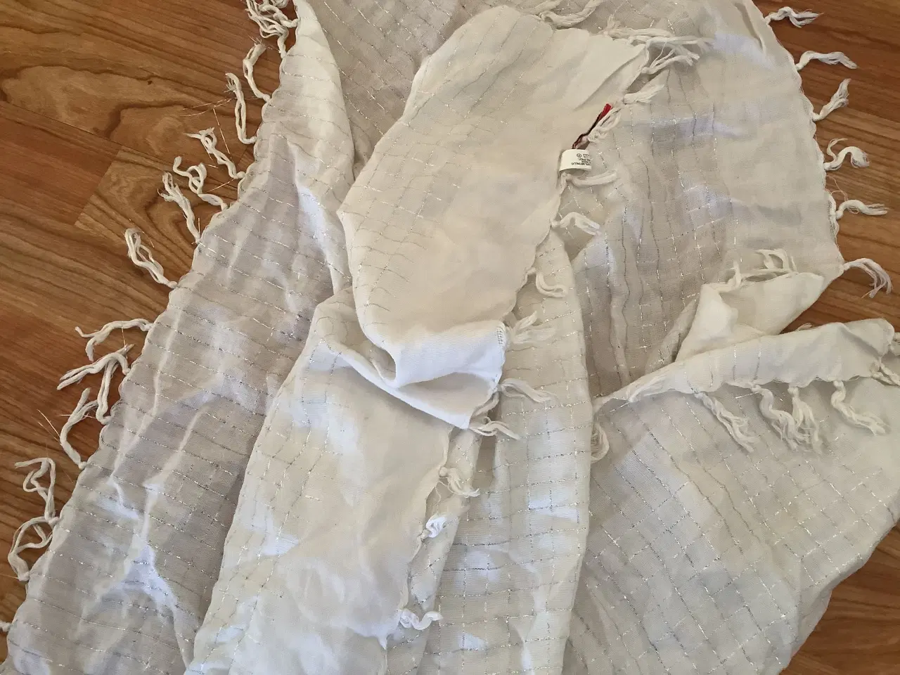 Billede 1 - Helt nyt Erfurt hvidt tørklæde med sølvstriber