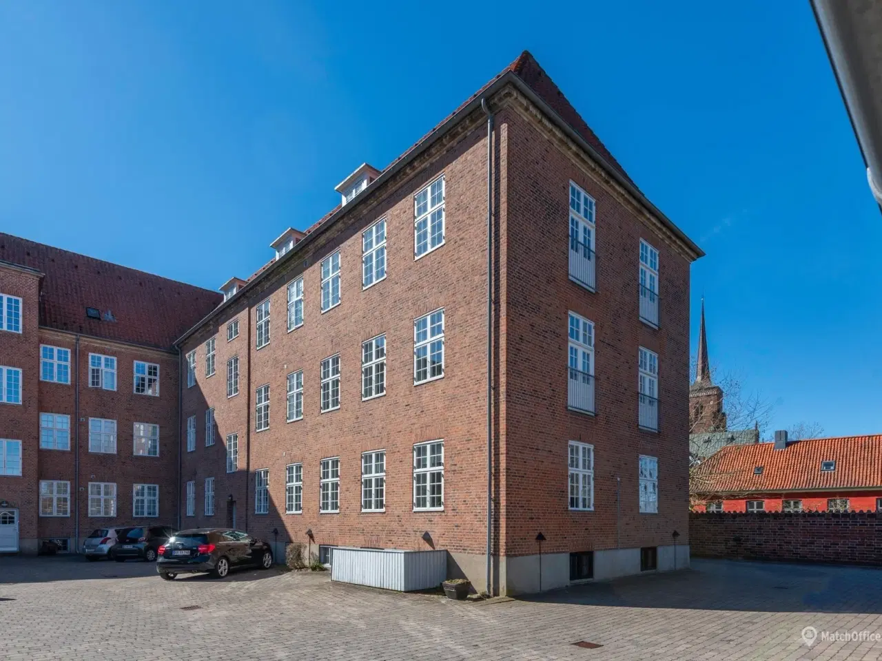 Billede 3 - Virkelig charmerende lejemål i unikke omgivelser – højt til loftet og plankegulve!