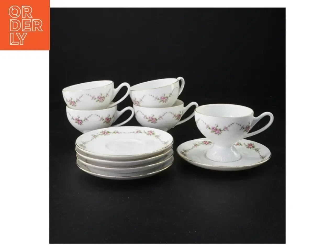 Billede 2 - Porcelænskaffestel med blomstermotiv fra Benedikte (str. Diameter 13 cm og 7 x 10 cm)