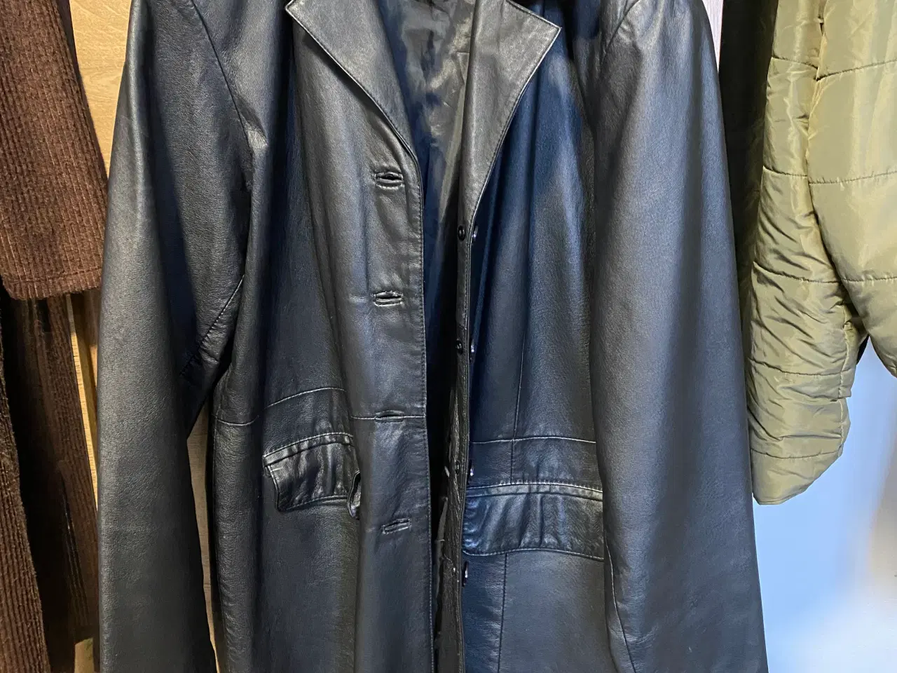 Billede 1 - Sort læder frakke.