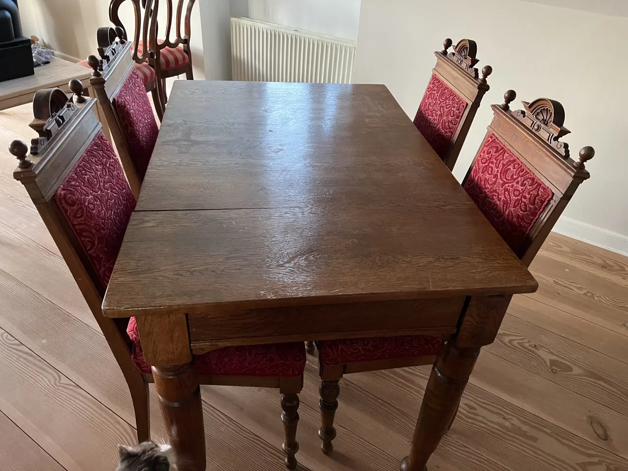 Billede 1 - Spisebord med 4 polstrede stole 