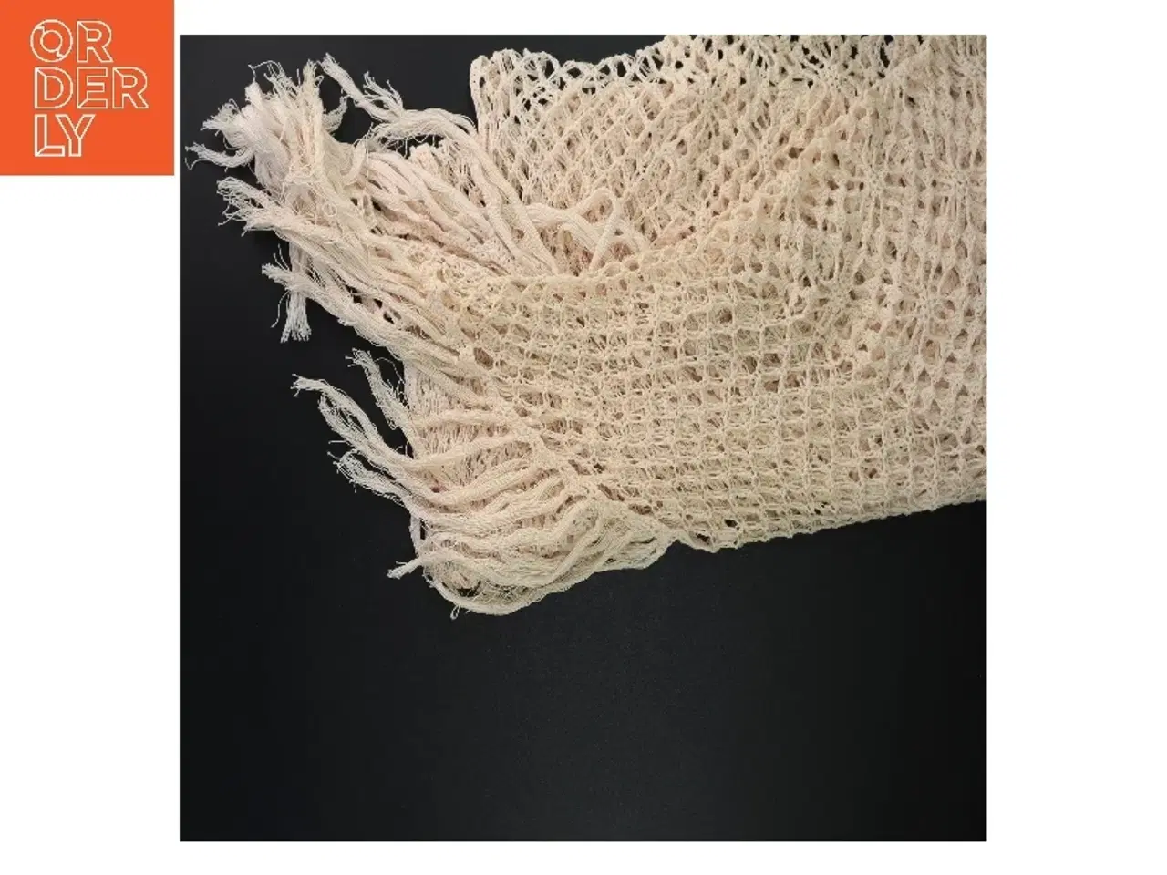 Billede 3 - Sjal (str. Størrelsen kan ikke præcist bestemmes ud fra billederne, men det ser ud til at passe til en standard kvadratisk pude.)