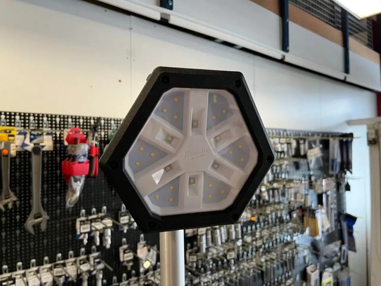 Billede 3 - Arbejdslampe på stativ, MILWAUKEE M18 SAL2-0