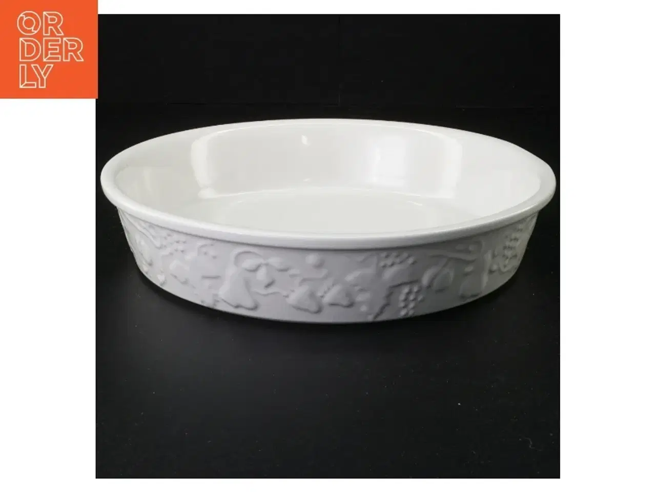 Billede 1 - Hvid porcelænsfad med præget dekoration (str. 25 x 5 cm)