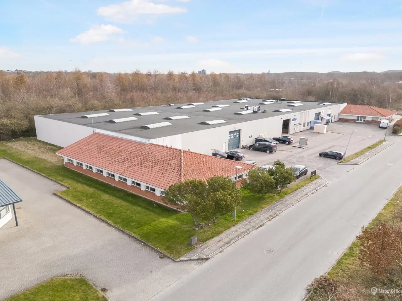 Billede 1 - Velplaceret lagerejendom med udeareal