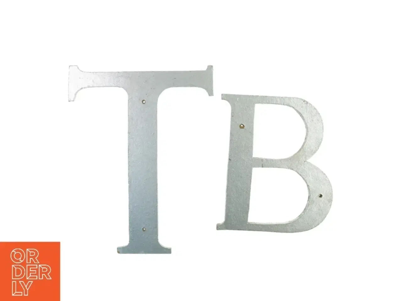 Billede 1 - Bogstaver i træ, store sølvfarvede  T og B til ophæng (str. 52 x 42 cm 38 x 27 cm)