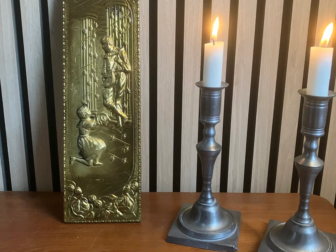 Billede 1 - Engelsk Væghængt reliefbilled i messing 