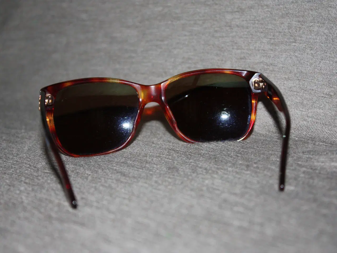 Billede 3 - Valentino solbriller guldfarvet stel 