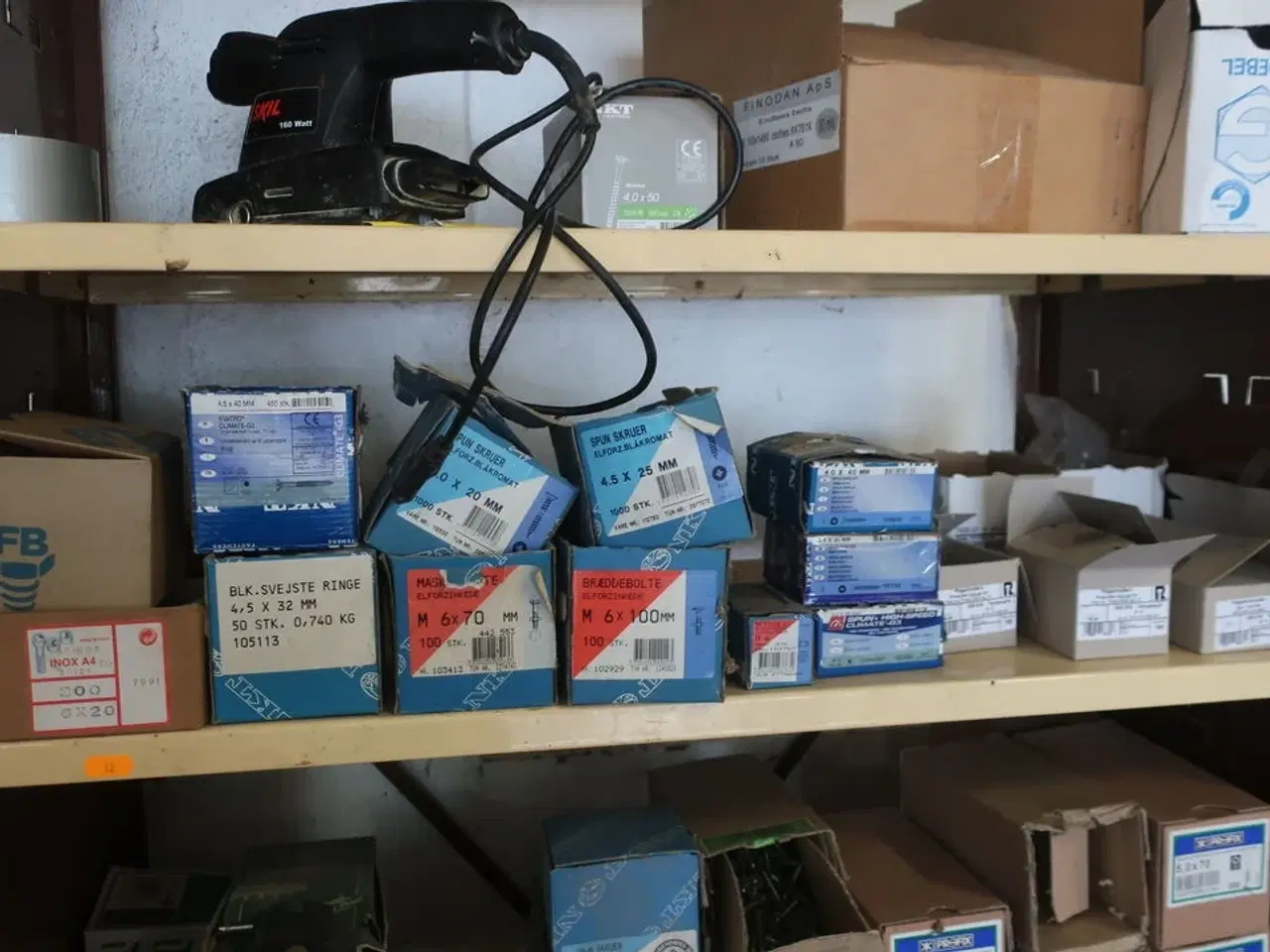 Billede 7 - Reol med div. Skruer, pudsemaskine SKILL m.m.