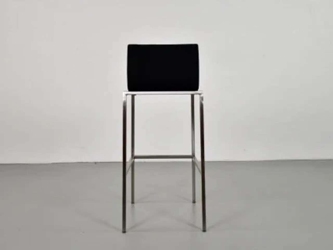 Billede 3 - Barstol fra zeta furniture med sort polster, på stel i stål