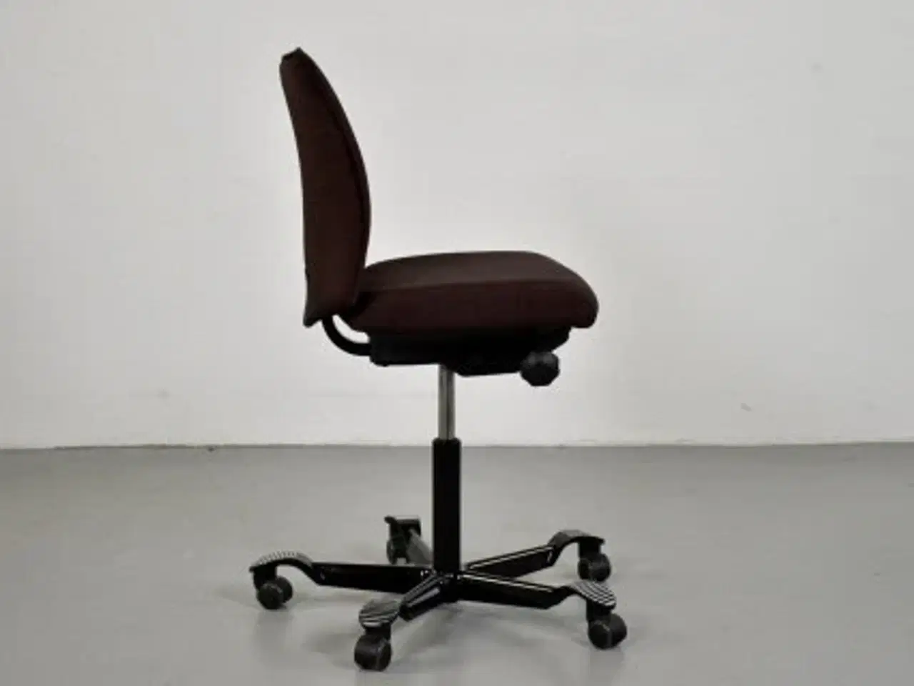Billede 2 - Häg h05 5200 kontorstol med rødbrun polster og sort stel.