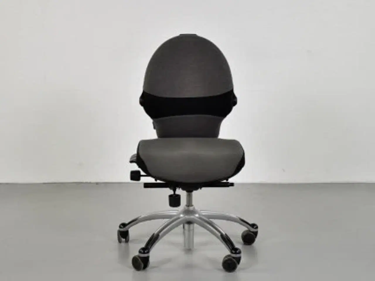Billede 1 - Rh extend kontorstol med gråbrun polster med sort bælte