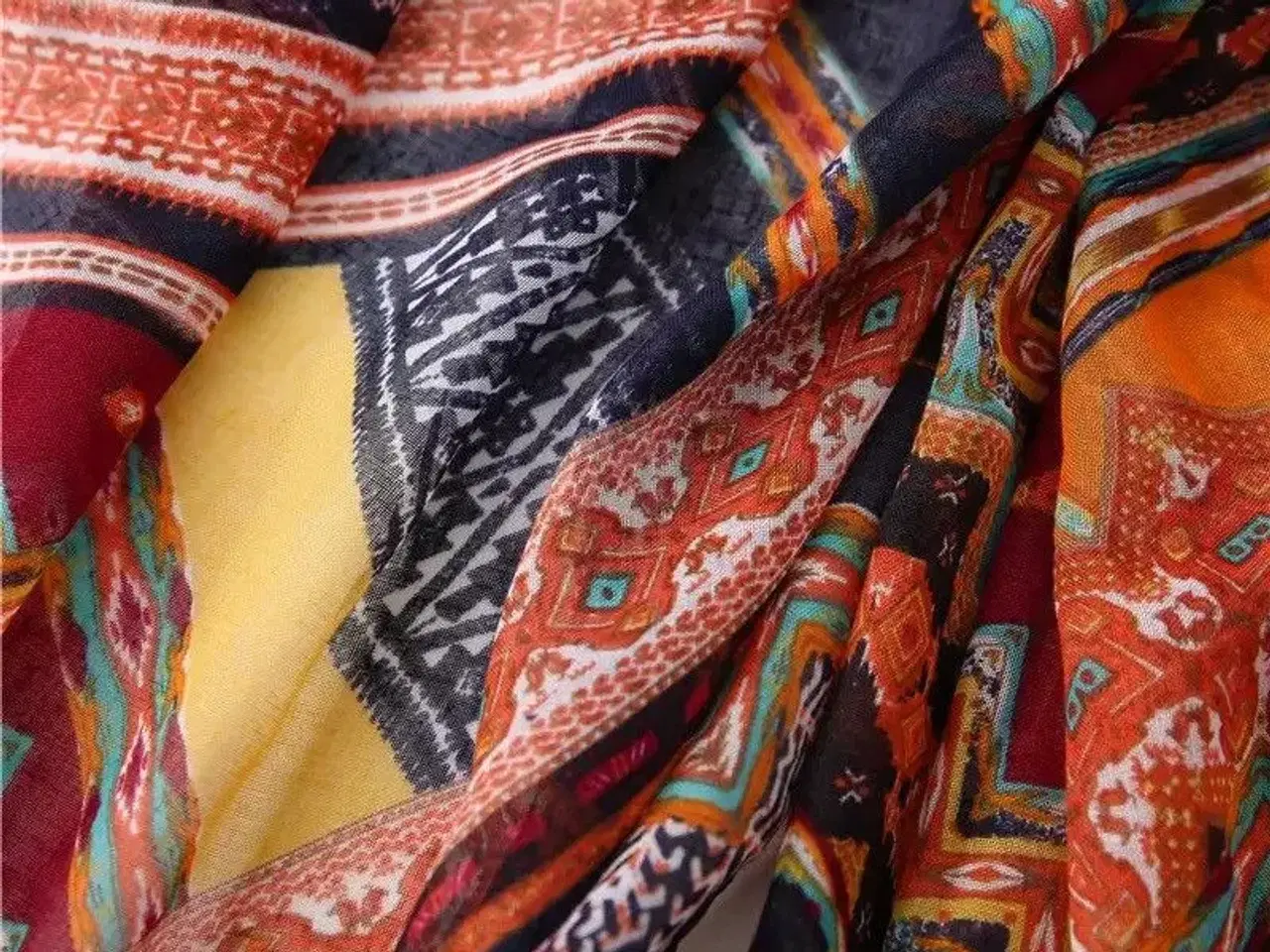 Billede 7 - Flot multifarvet tørklæde med frynser 