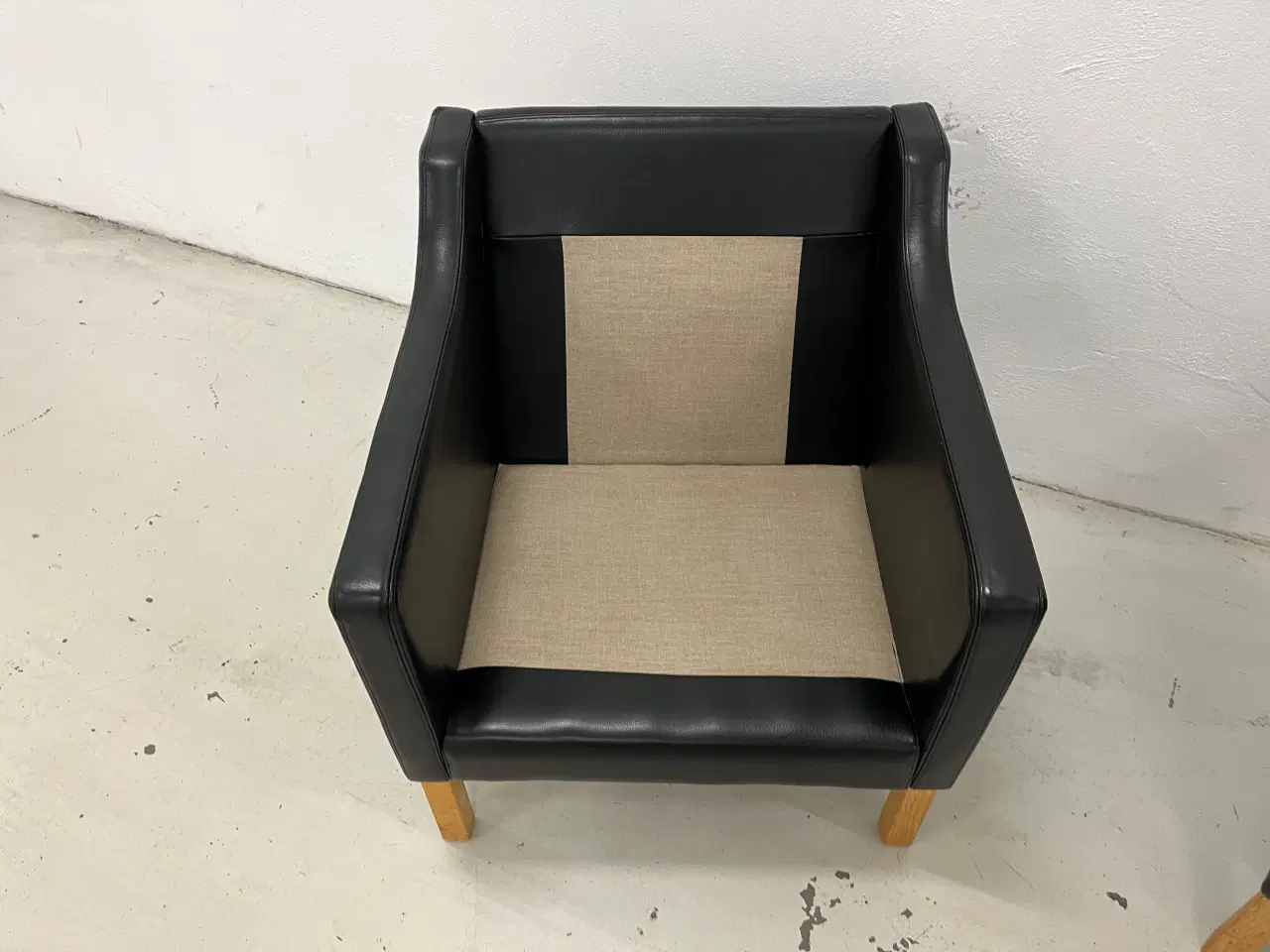 Billede 8 - Nielaus lounge stole i sort semi anilin læder.
