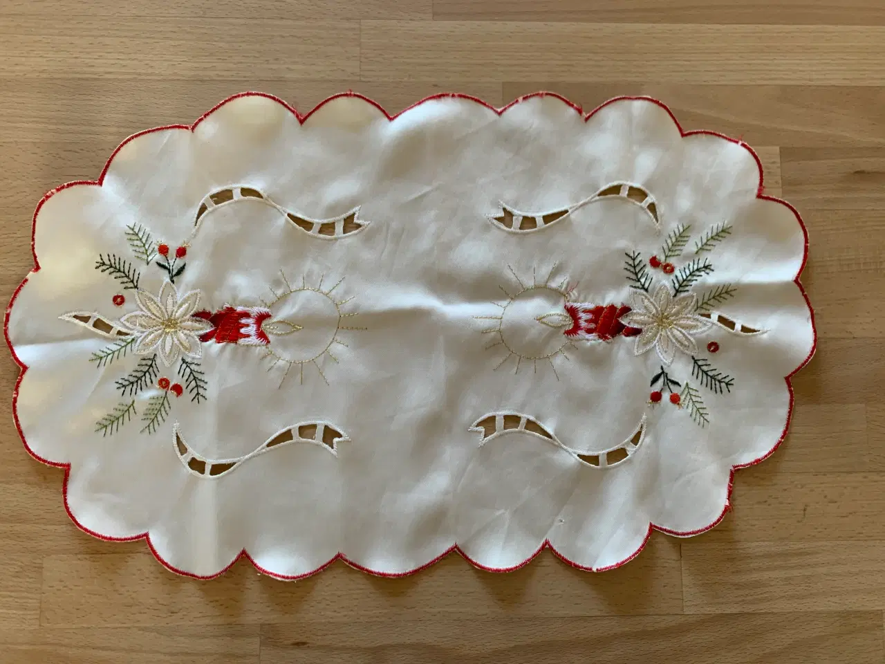 Billede 1 - Lille juledug eller bord-løber i 100 % polyester