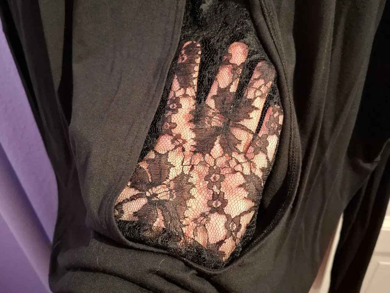 Billede 5 - Sort bluse med flotte detaljer bag på ryggen