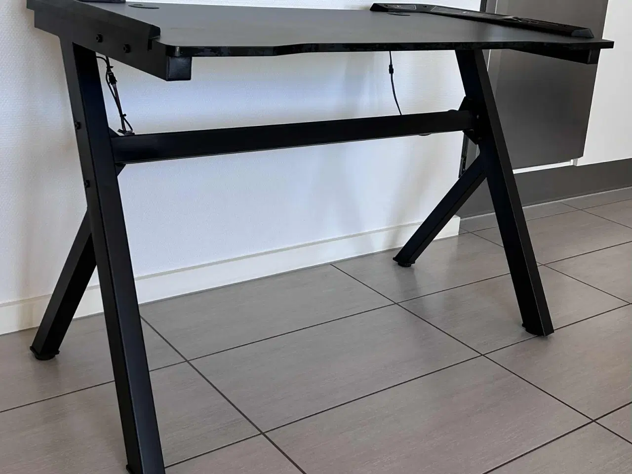 Billede 1 - Gamerbord med LED lys og Y-formede ben