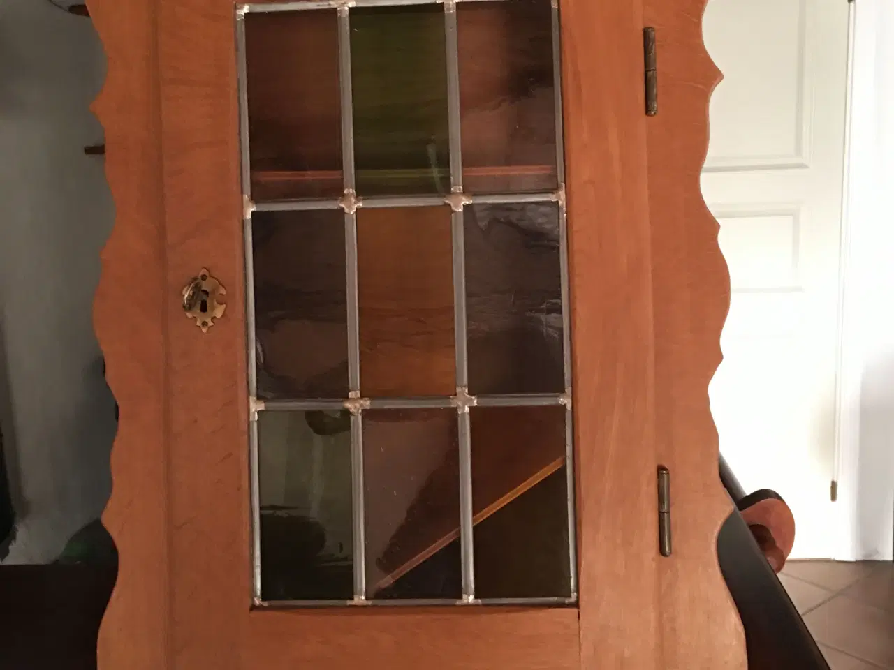 Billede 1 - Væghængt lille skab med blyindg. ruder