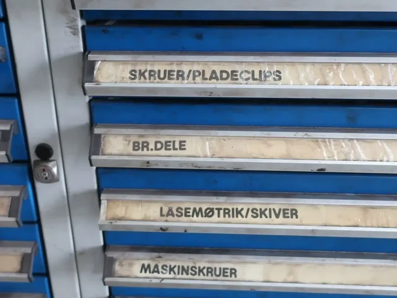 Billede 7 - Indhold i skabe