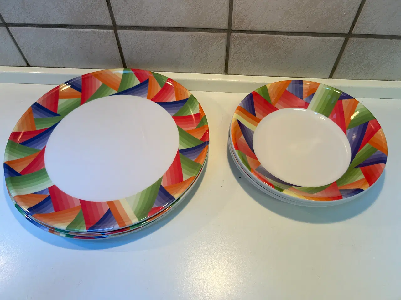 Billede 1 - 4 flade og 4 dybe tallerkner med mønster