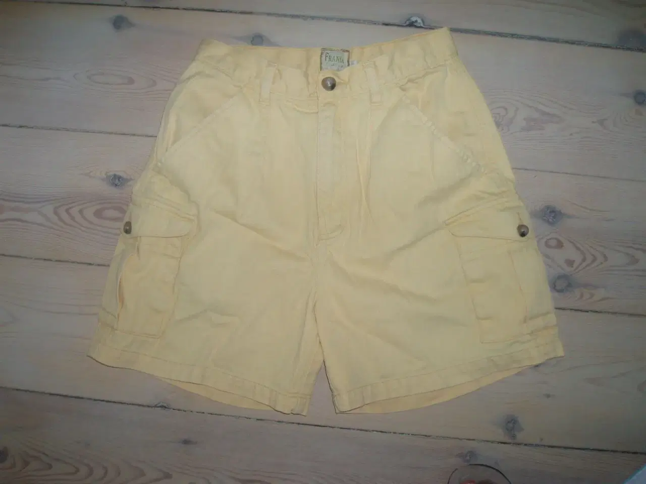 Billede 1 - Gule Fransa shorts str. 36