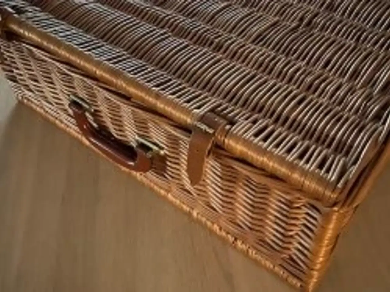 Billede 1 - Picnic-kurv m. indhold. Til manden, der har alt