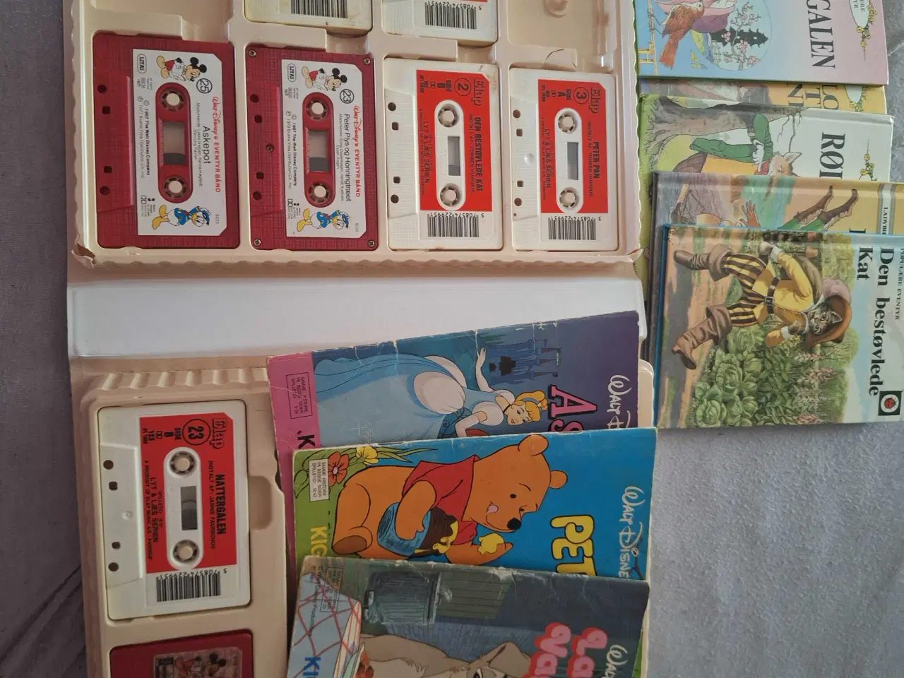 Billede 2 - Disney bøger plus bånd Sælges 