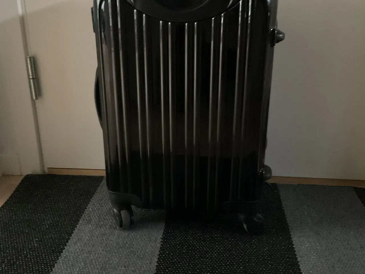 Billede 5 - Delsey kabineKuffert i sort med gode gummihjul, ly