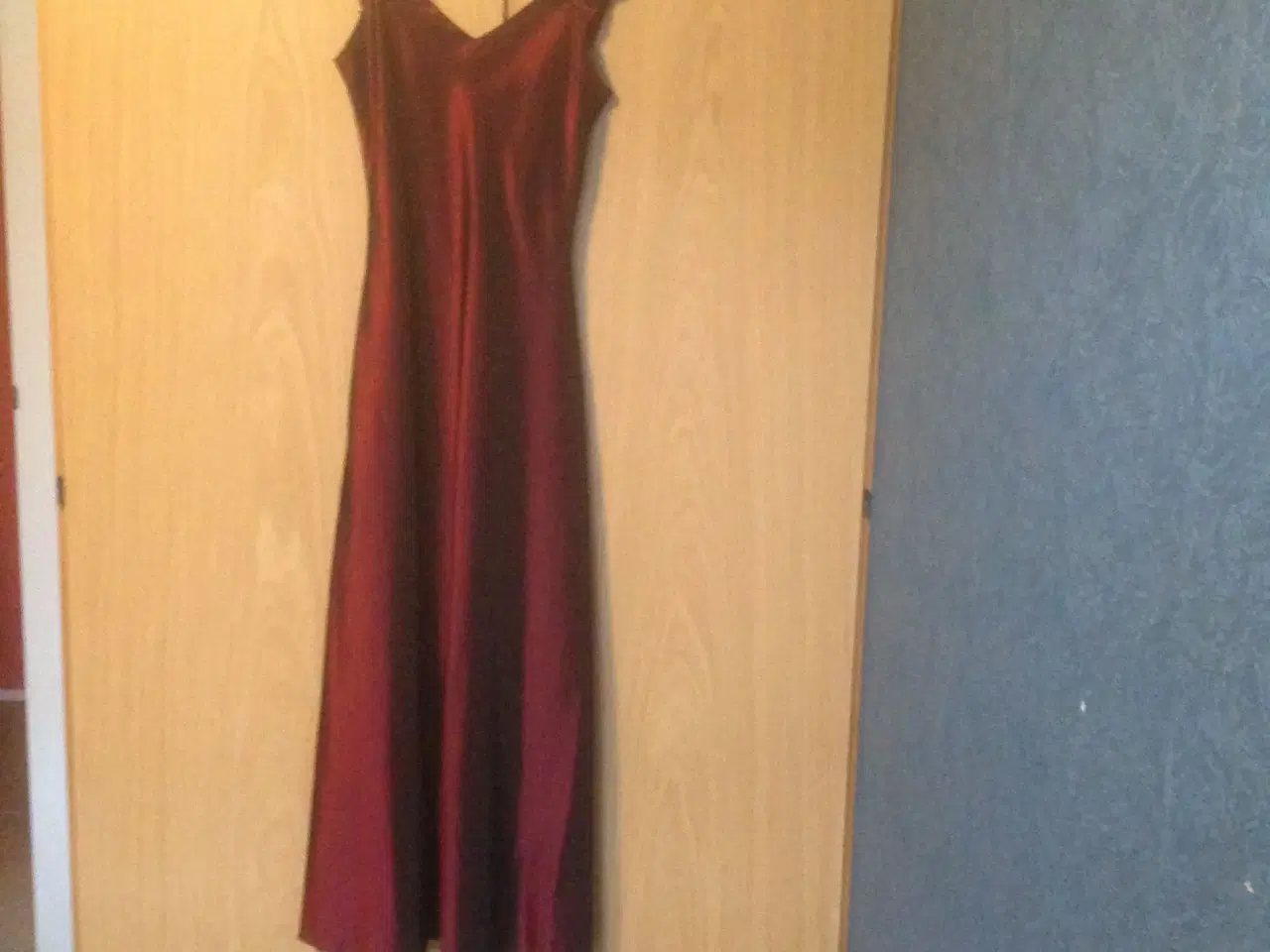 Billede 1 - Selskabskjole, str. 38 m/matchende sjal