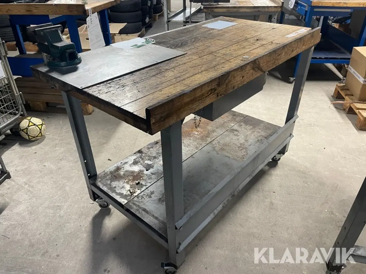 Billede 5 - Arbejdsbord på hjul med skruestik