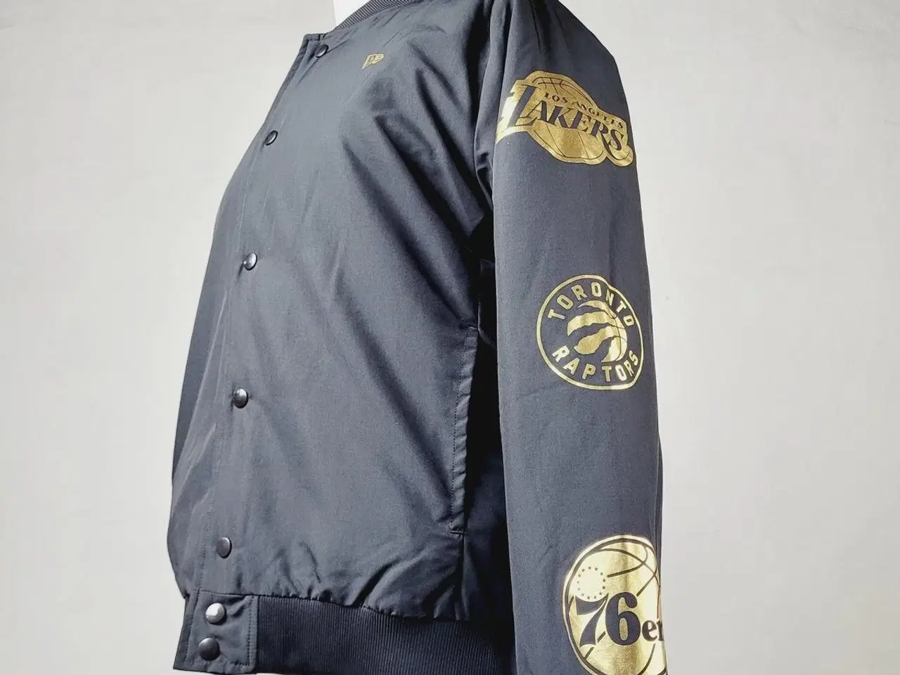 Billede 8 - ⭐️- Helt nye New Era NBA Bomber Jakke – Str. M