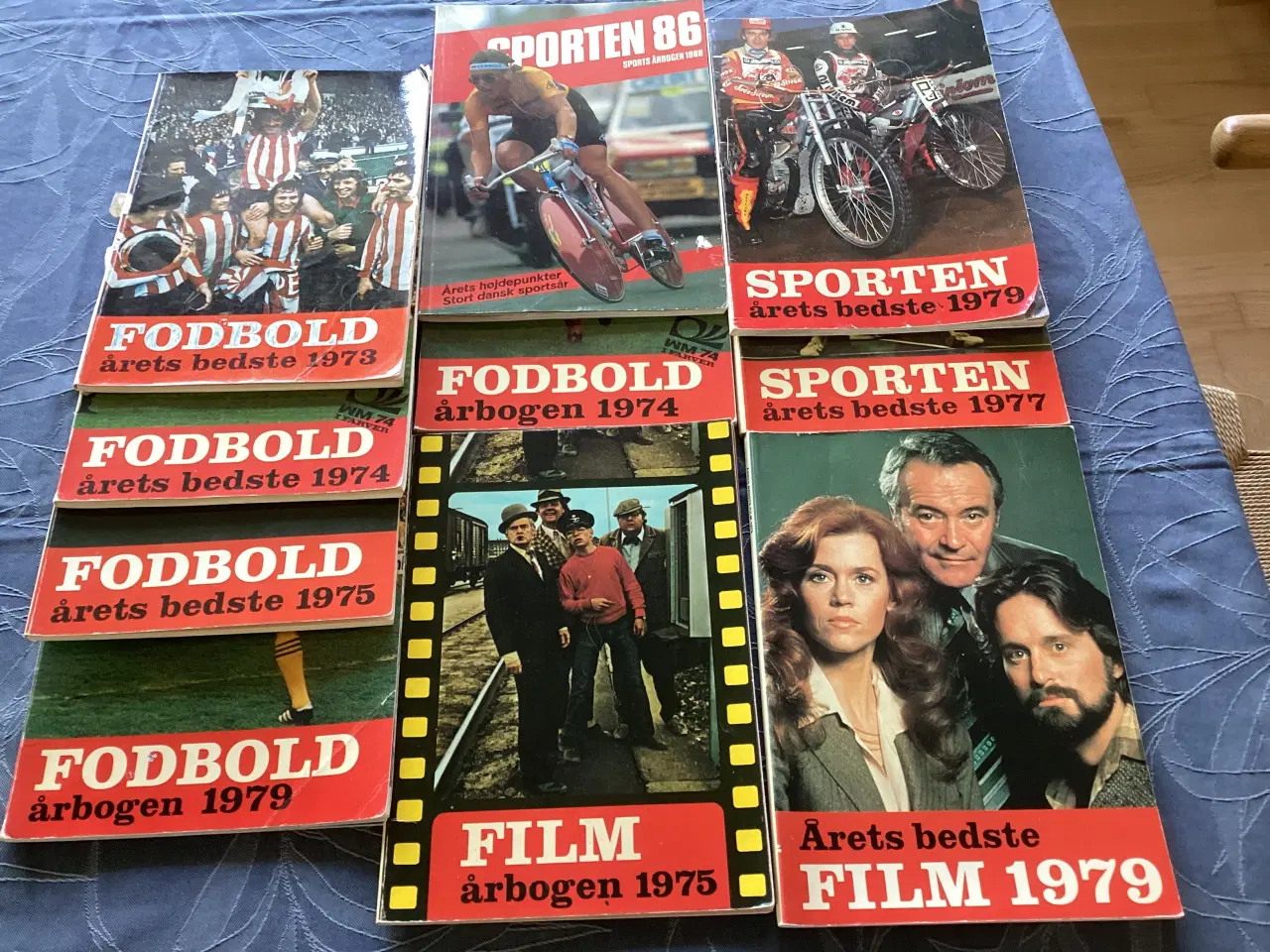 Billede 1 - Sport -og filmårbøger. 10  kr stk