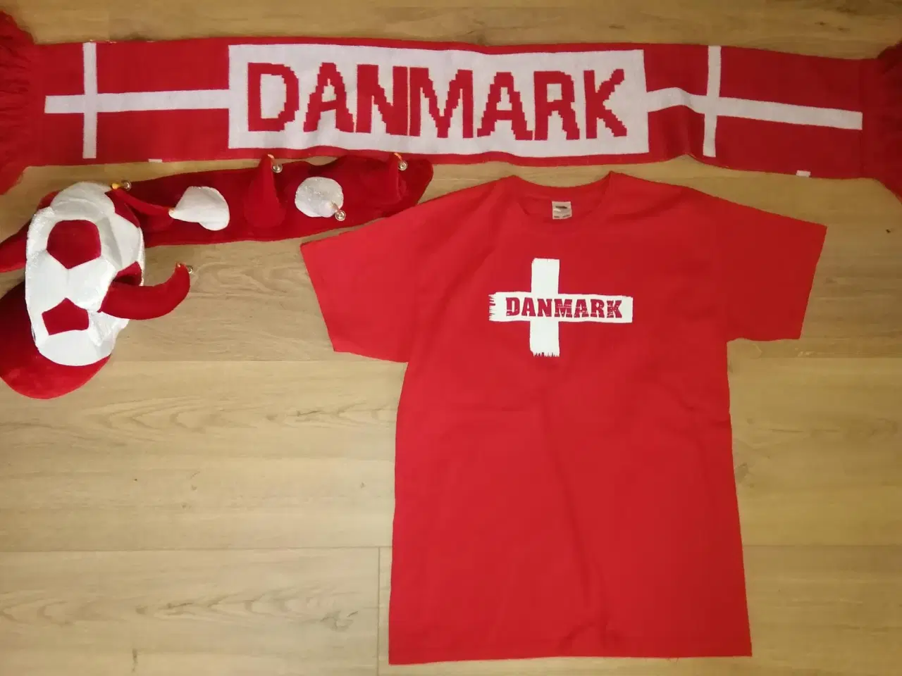 Billede 1 - 3 DANMARK FANARTIKLER, TSHIRT(12 ÅR),HALSTK. HAT