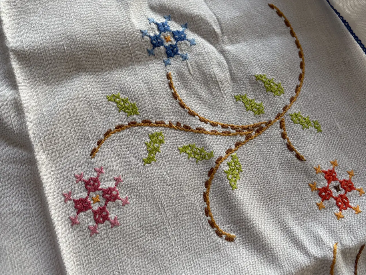 Billede 1 - Hånd broderet dug