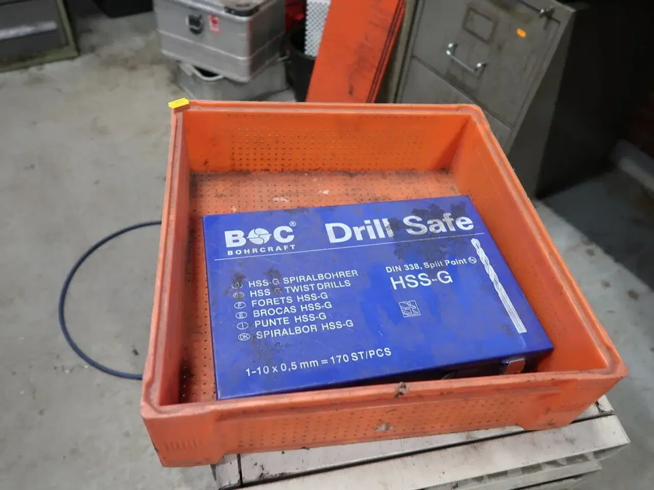 Billede 6 - Sortimentsskab med div. Bor