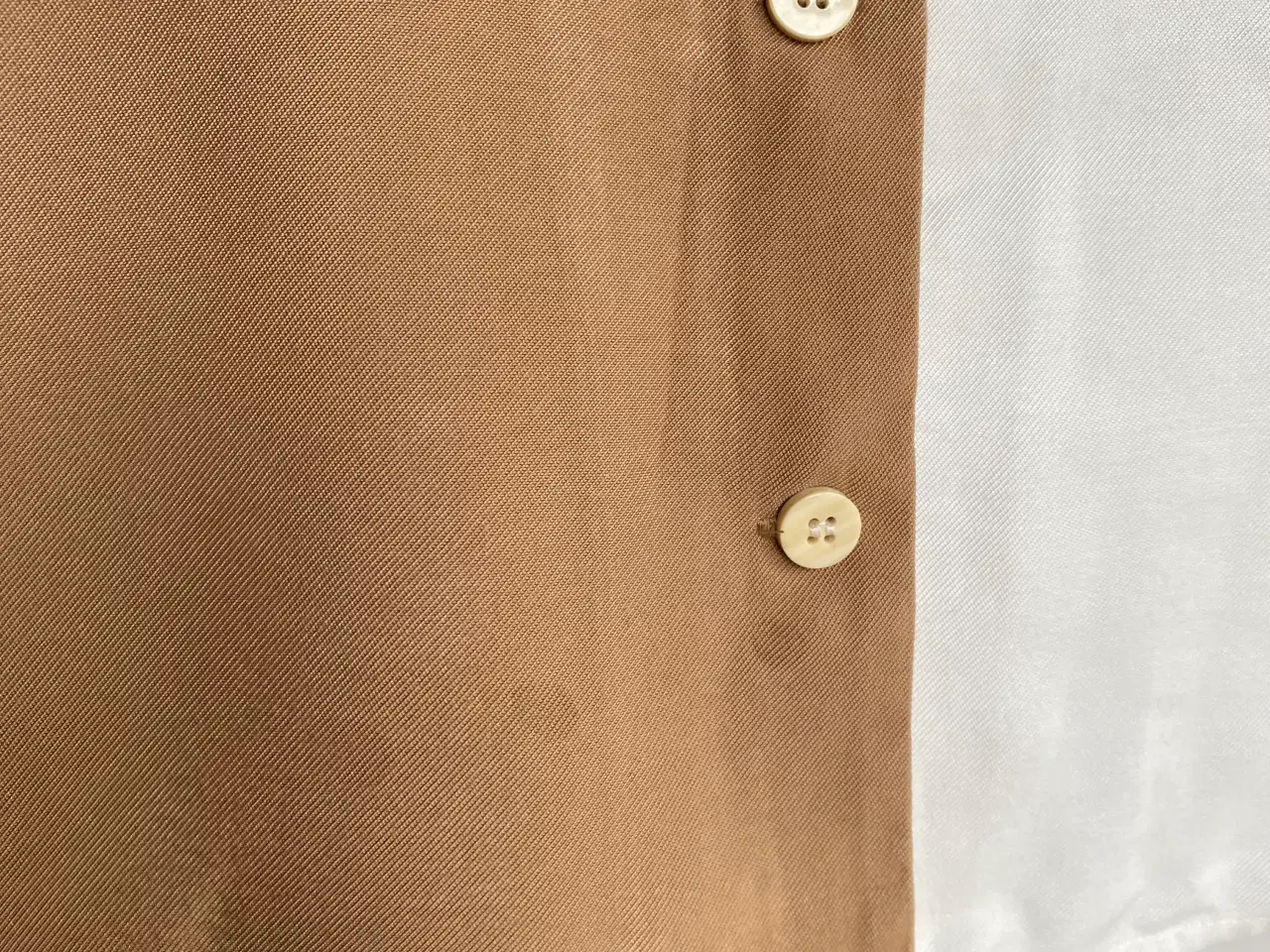 Billede 3 - MNG to-farvet bluse i M