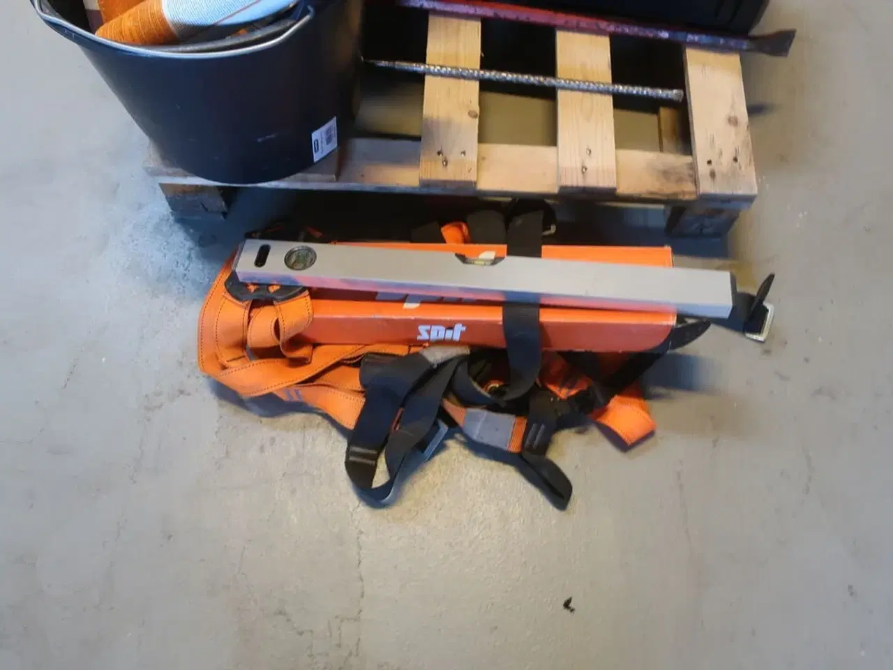 Billede 5 - Palle med byggematrialer og værktæj