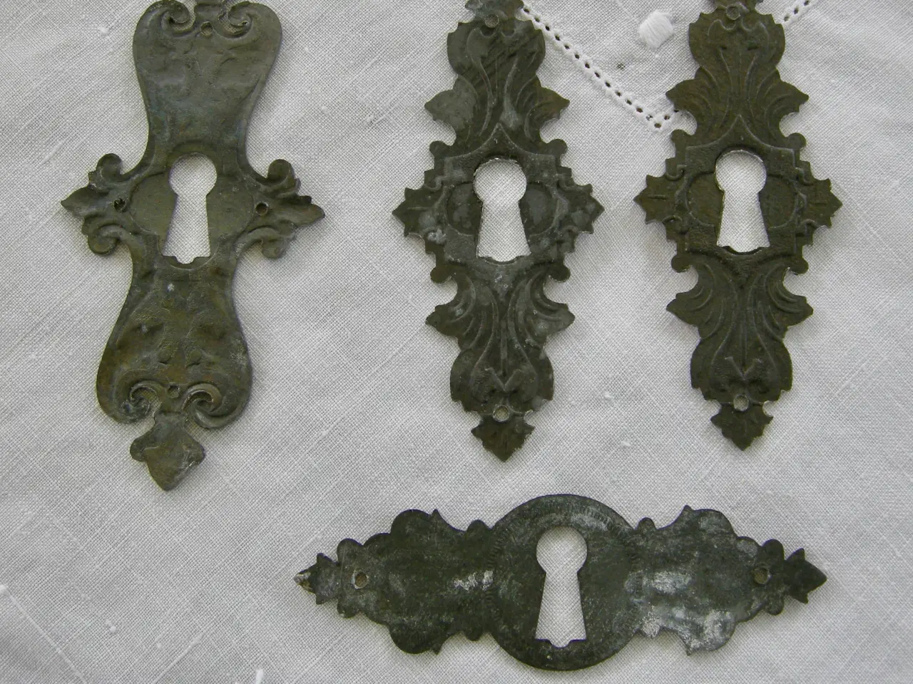 Billede 10 - Gamle møbelbeslag, møbelknopper, nøgleskilte, ben