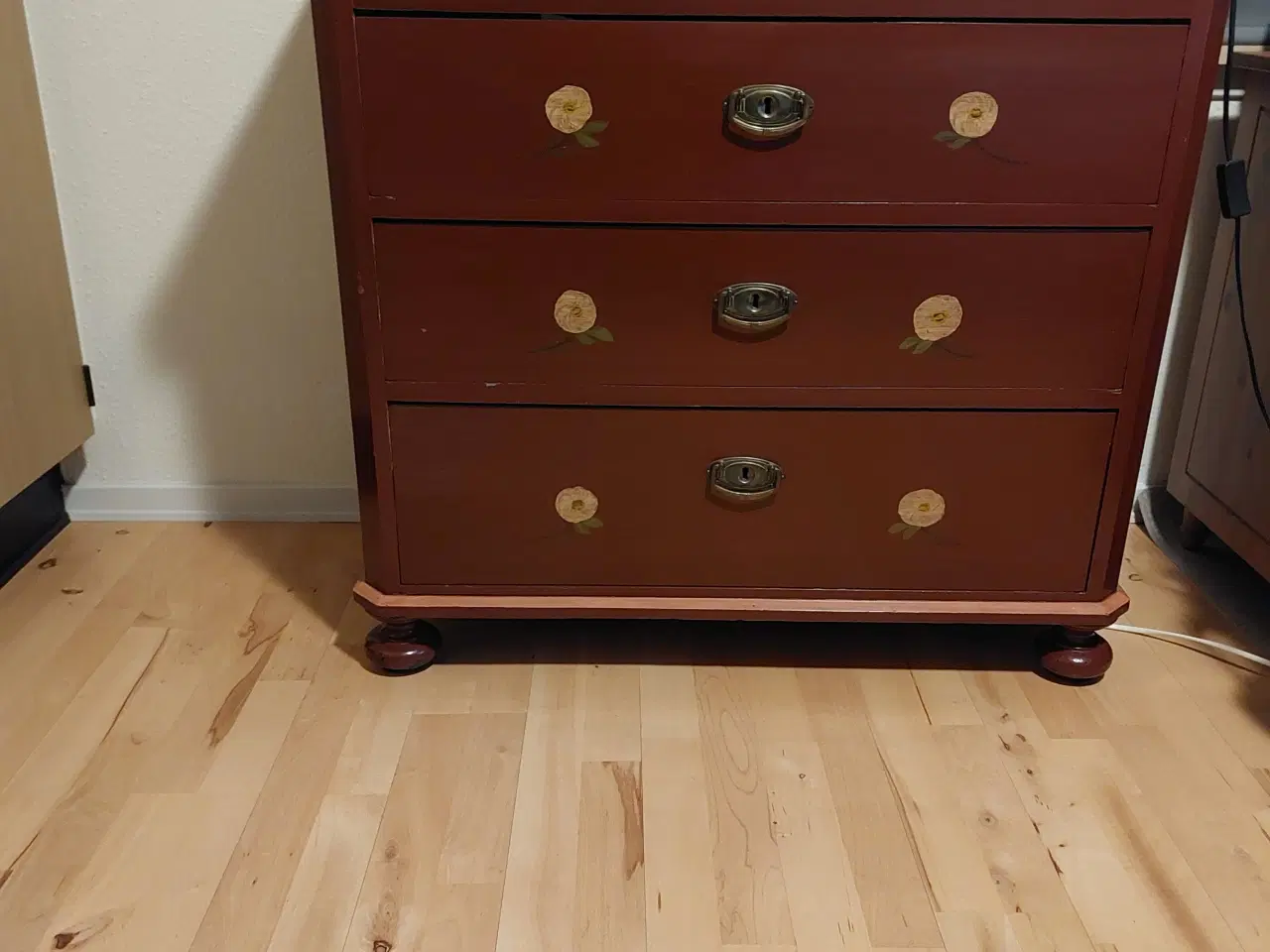 Billede 2 - Pæn kommode og vægskab i almuerød lakeret træ