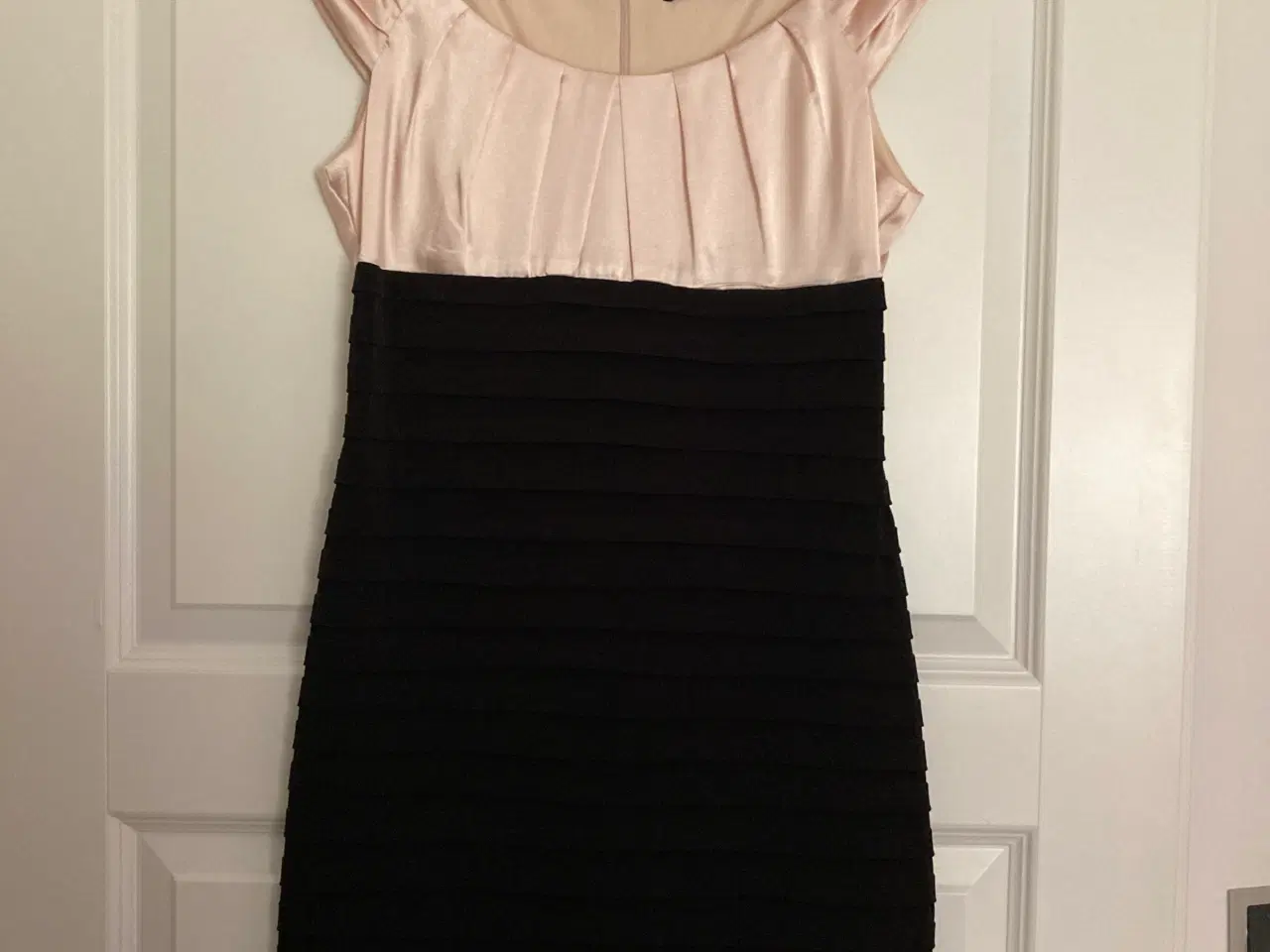 Billede 2 - Smart sort kjole med beige top