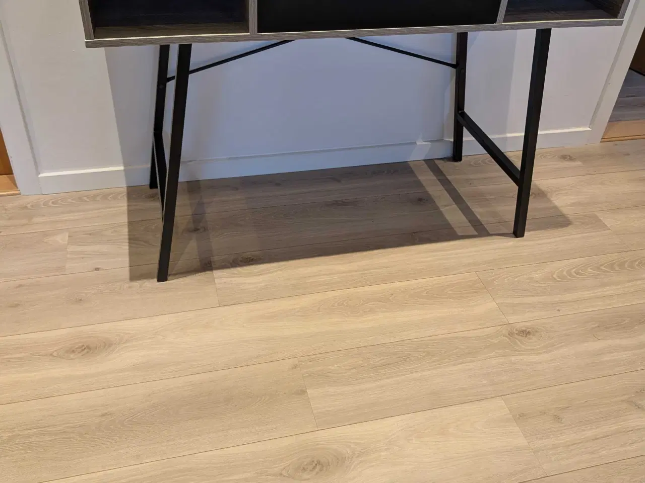 Billede 2 - Abbetved skrivebord Jysk 