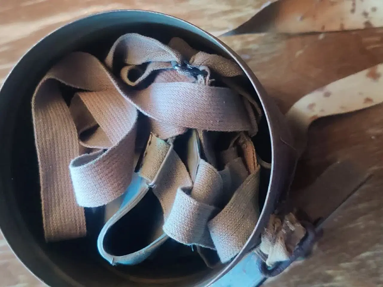 Billede 10 - Gasmaske 1939 + Gjellerup Sogns Avis fra 1943