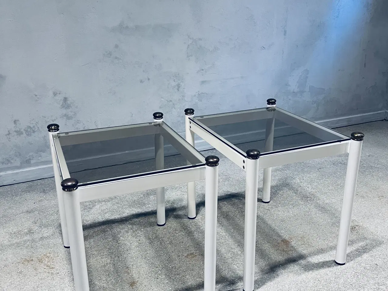 Billede 2 - Et par hvide sengeborde, med glasplade 1980’