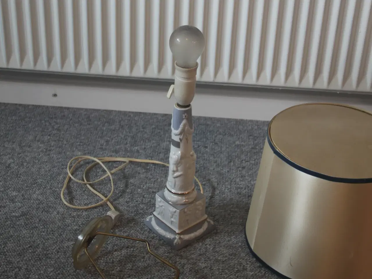 Billede 4 - Bordlampe i porcelæn incl. lampeskærm