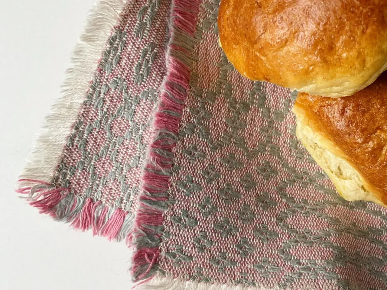 Billede 3 - Kraftig stofserviet, lyserød/hvid/grå, pr stk